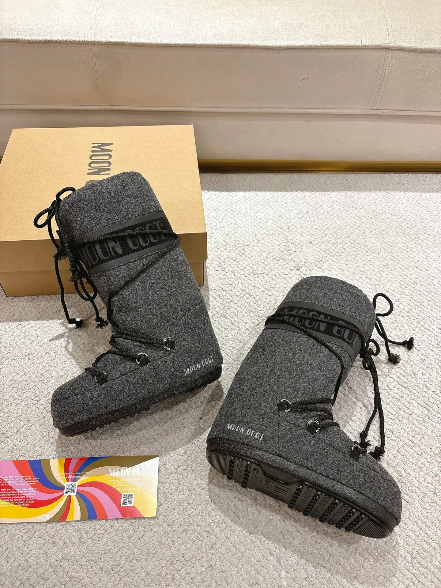 p660 [Exclusive top quality | New upgrade] Moon Boot 2025 autumn and winter hot snow boots are here! Don’t just focus on UGG anymore, fashionistas have already changed to these "ugly moon boots" ✨ 🔥Forget UGG! The Moon Boot that was once popular throughout the millennium is back! At that time, Paris Hilton, Victoria Beckham and other top icons were wearing it. Now with the strong return of the Y2K trend, the same QQ show outfit is a must-have for young people!  👢Hidden within 4cm, the legs are slimmer. 💫Looks fluffy, but actually looks slimmer. ❄️Full marks for thermal insulation, no longer cold in winter. 🌟Same style for men and women, regardless of left or right, easy to match. Don’t look at it’s cute appearance, but it instantly transforms into a trend focus! If you want both warmth and style, this is a must-have! ❶Material: original customized nylon cloth ❷Lining: original 100% silk cotton liner ❸Feet: original 100% silk cotton liner ❹Outsole: original molded two-color non-slip outsole ❺Sole thickness: 4cm (including inner height increase) ❻Code number: 35/38; 39/41 ❼Packaging: original full set of packaging ☀Color: official website updated simultaneously